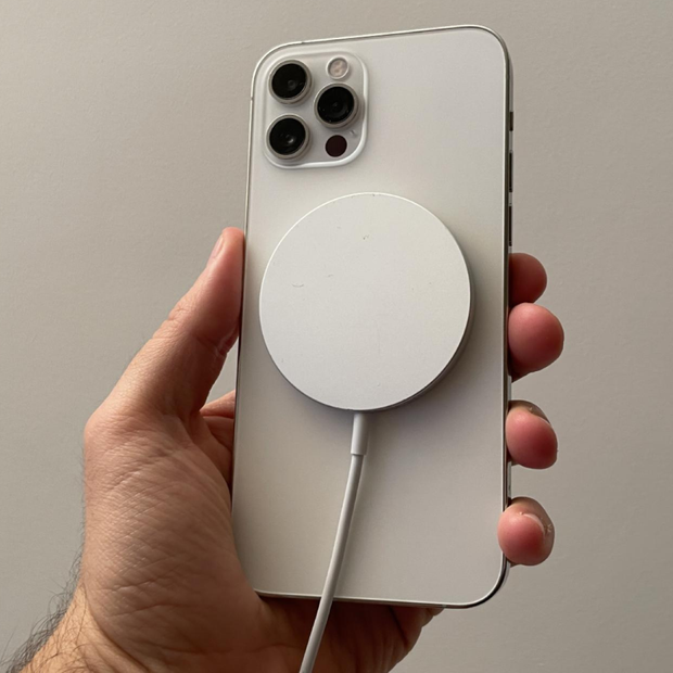 Cargador MagSafe 15W para iPhone – Inalámbrico, Rápido y Seguro